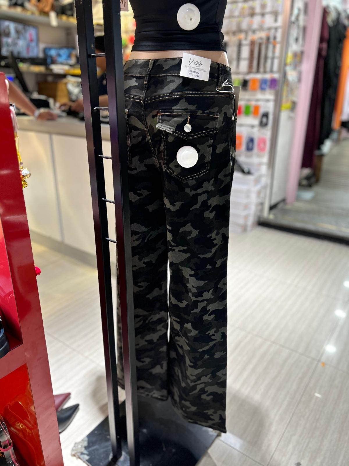 Pantaloni militari