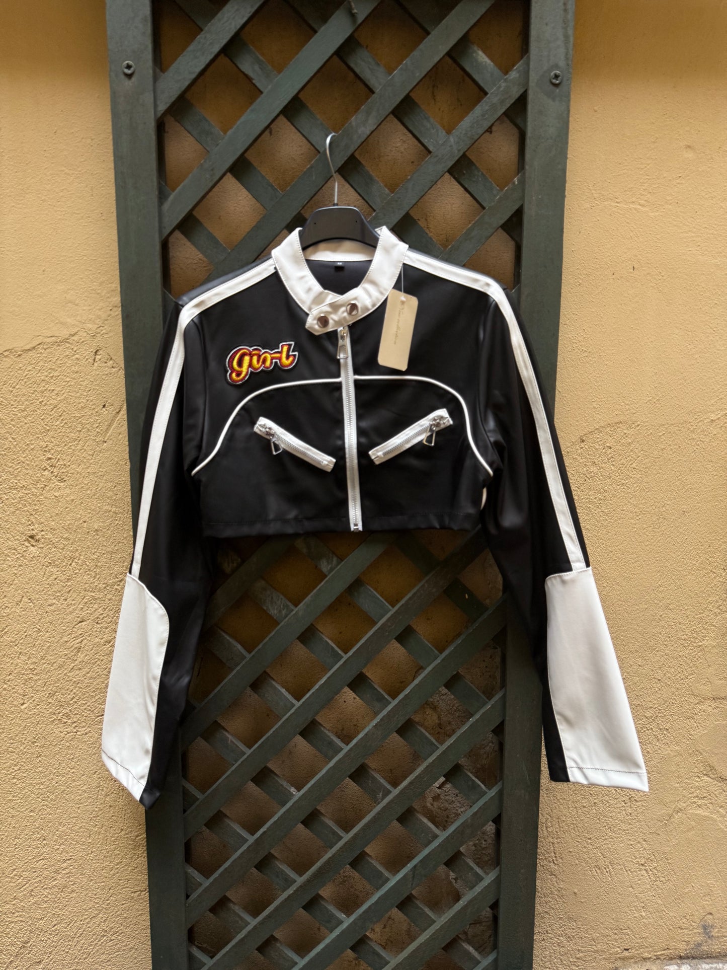 Gialla in pelle corto