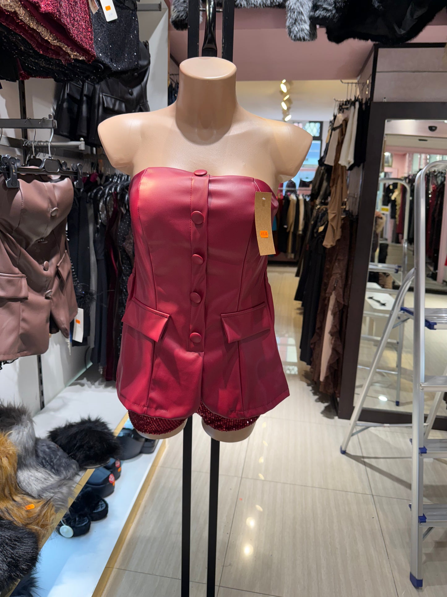 Vestitino in pelle con bottoni