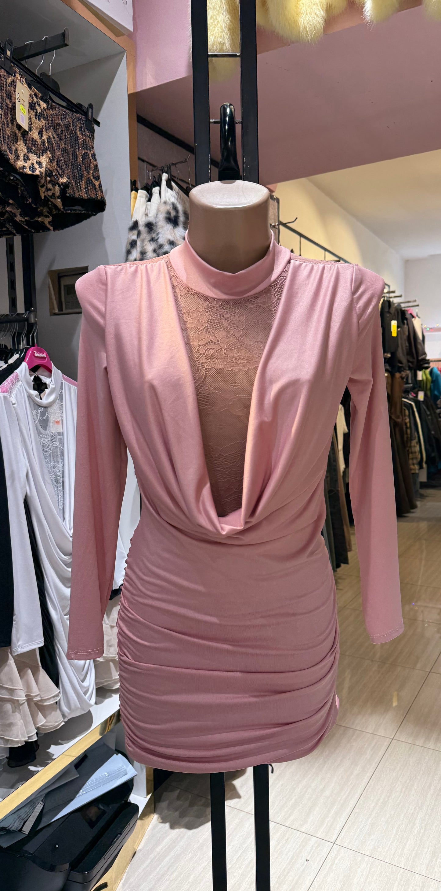 Vestito corto con scollo profondo in pizzo