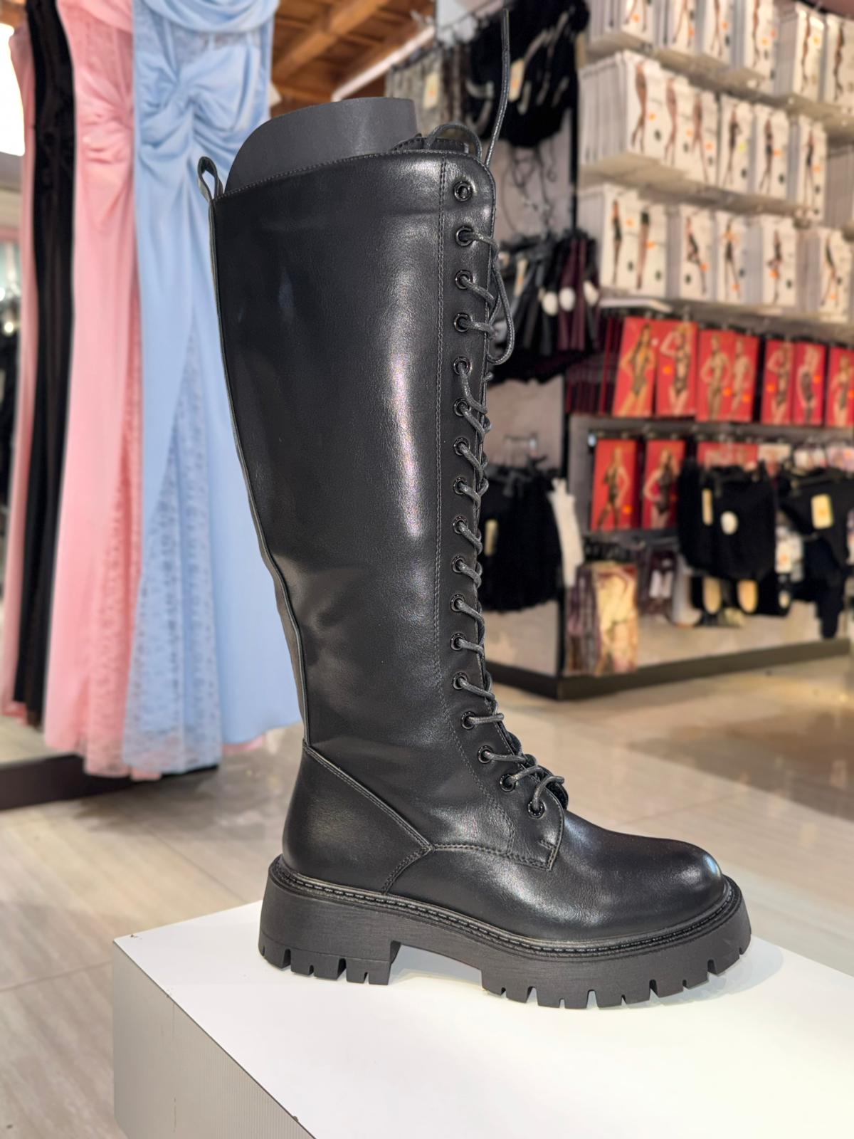 Stivale Alto Black: Potenza e Stile