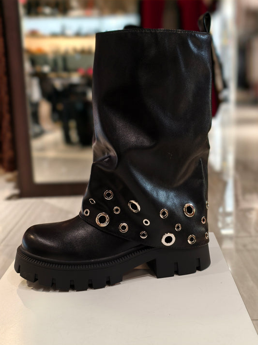 Stivaletto con buchi