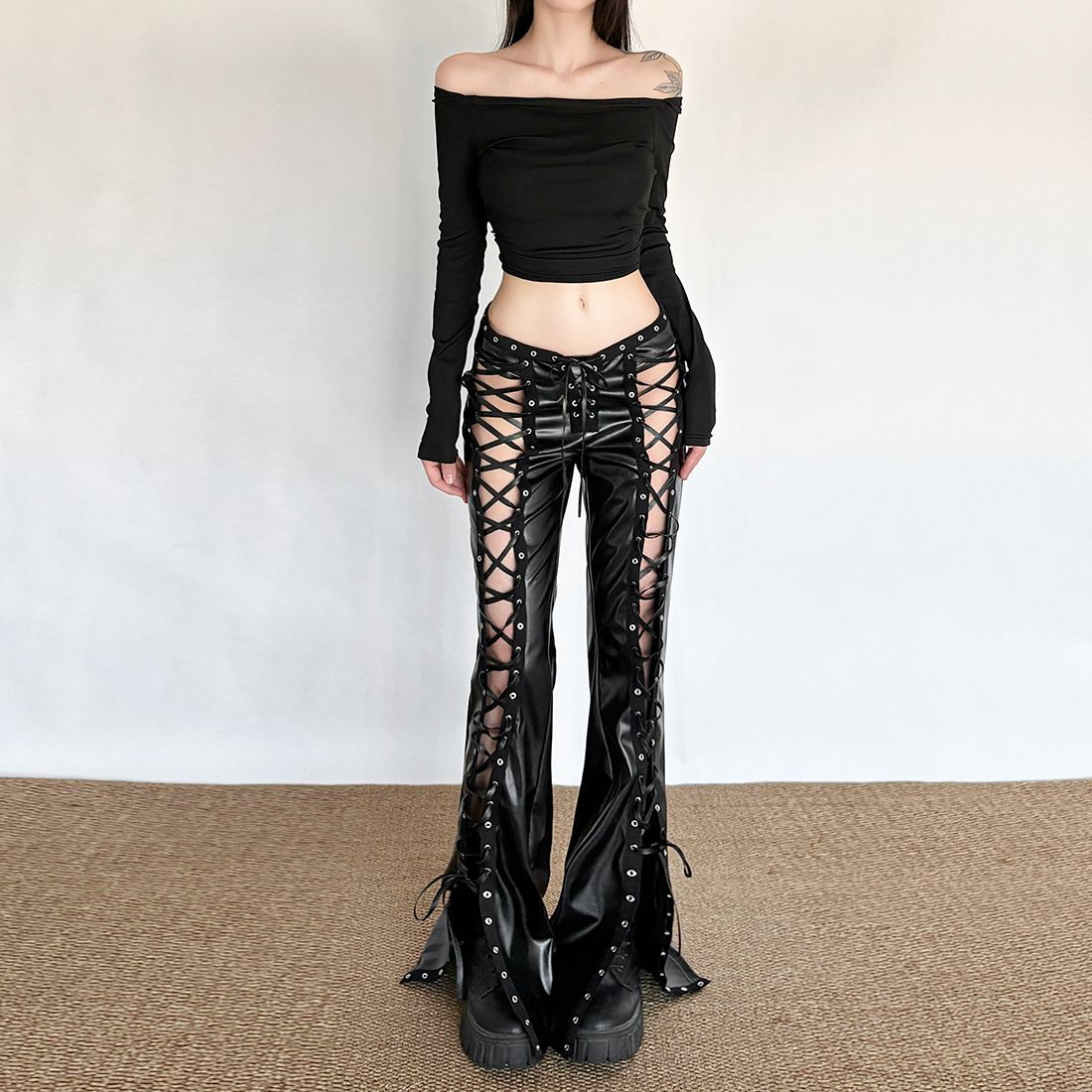 Pantalone pelle aperto a Stringhe