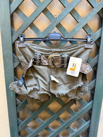 Pantaloncino strappati con cinta