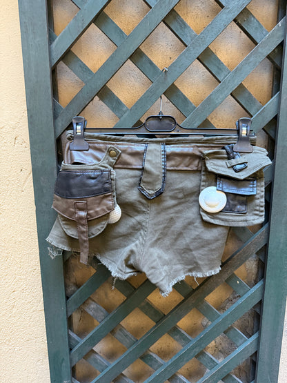 Pantaloncino strappati con cinta