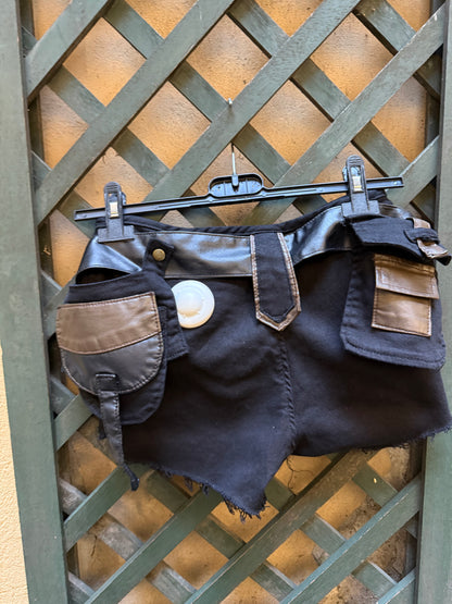 Pantaloncino strappati con cinta