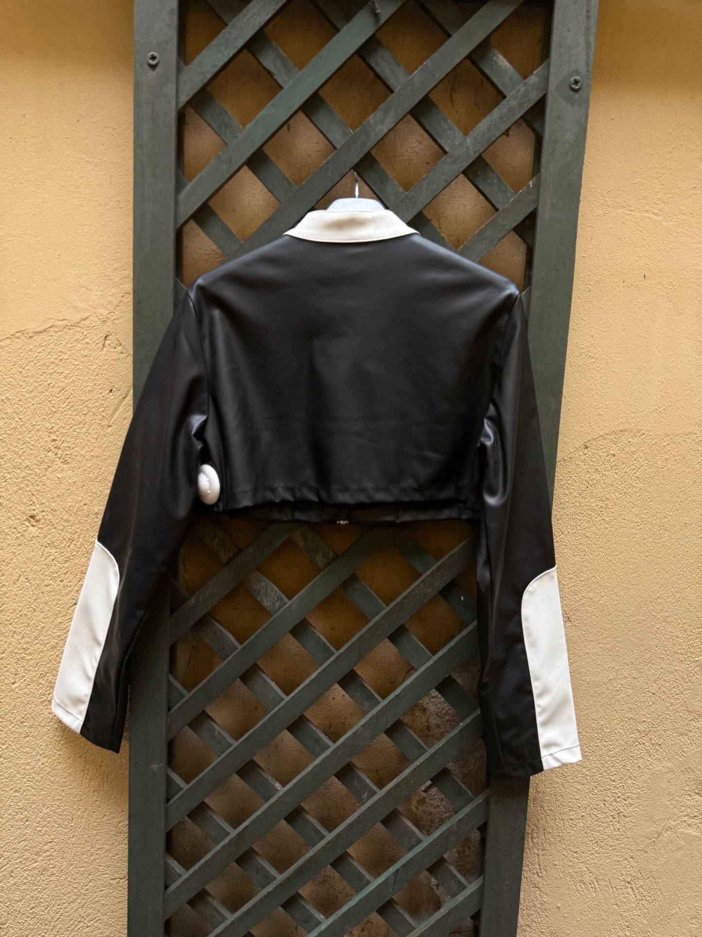 Gialla in pelle corto