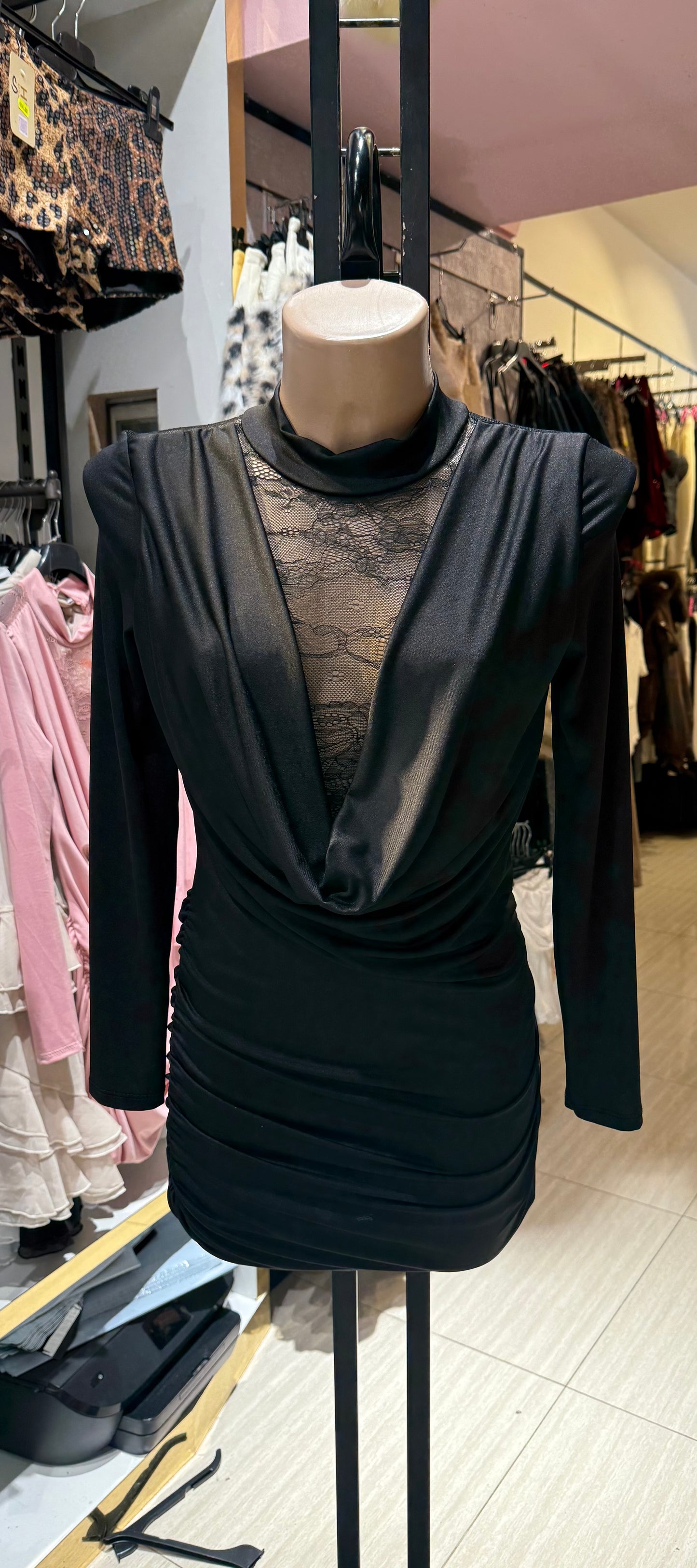 Vestito corto con scollo profondo in pizzo