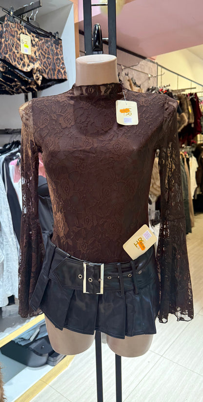 Top in pizzo a collo alto con maniche lunghe