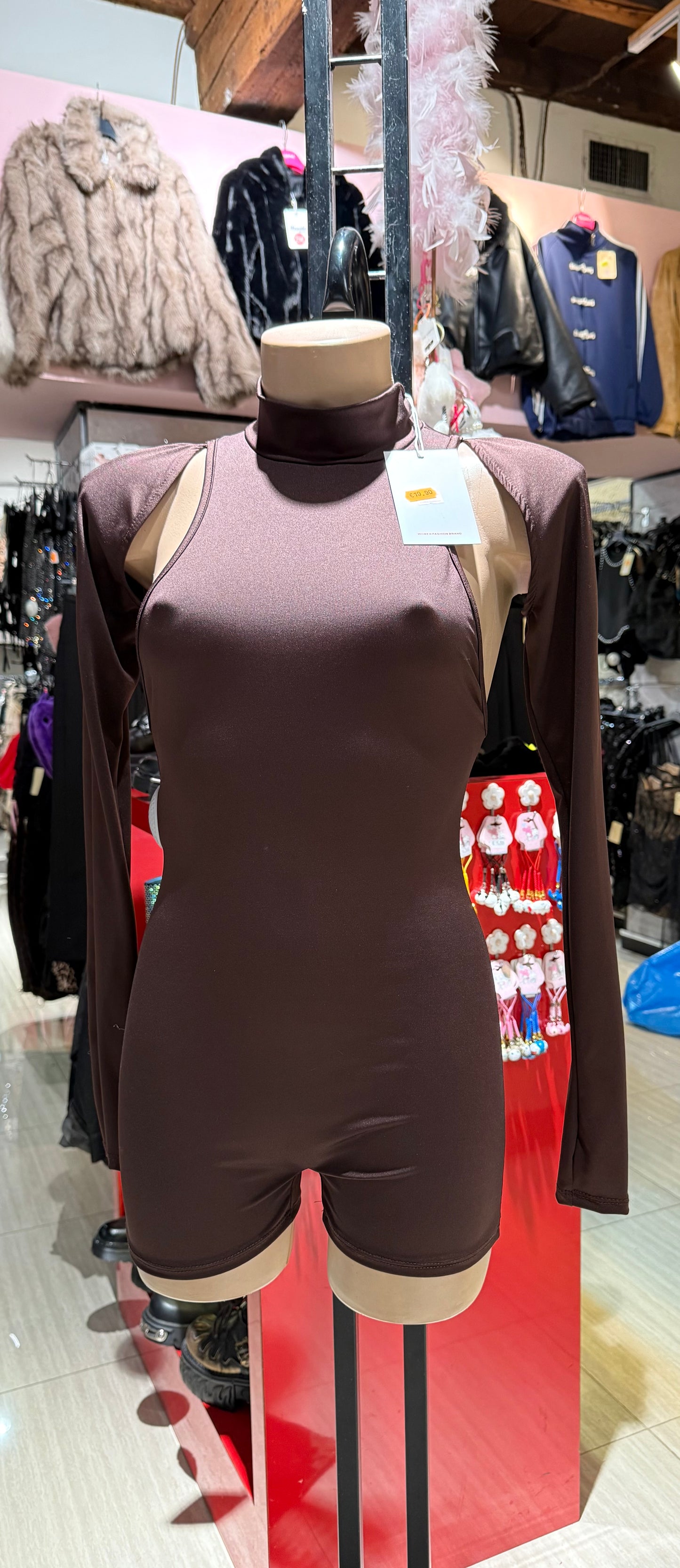 tuta corta elasticizzata con maniche lunghe e collo alto