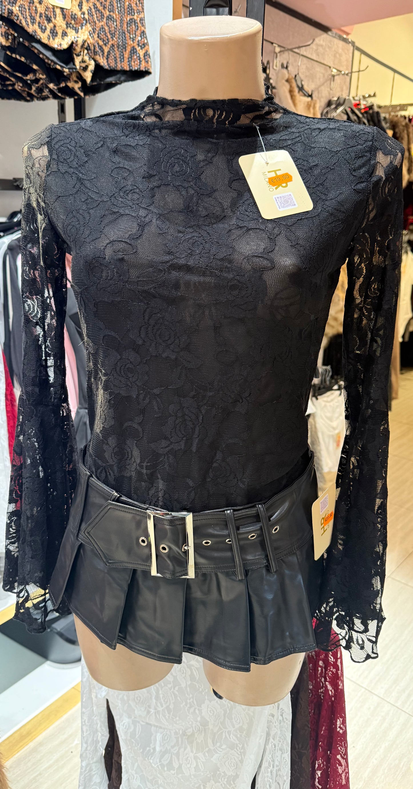 Top in pizzo a collo alto con maniche lunghe