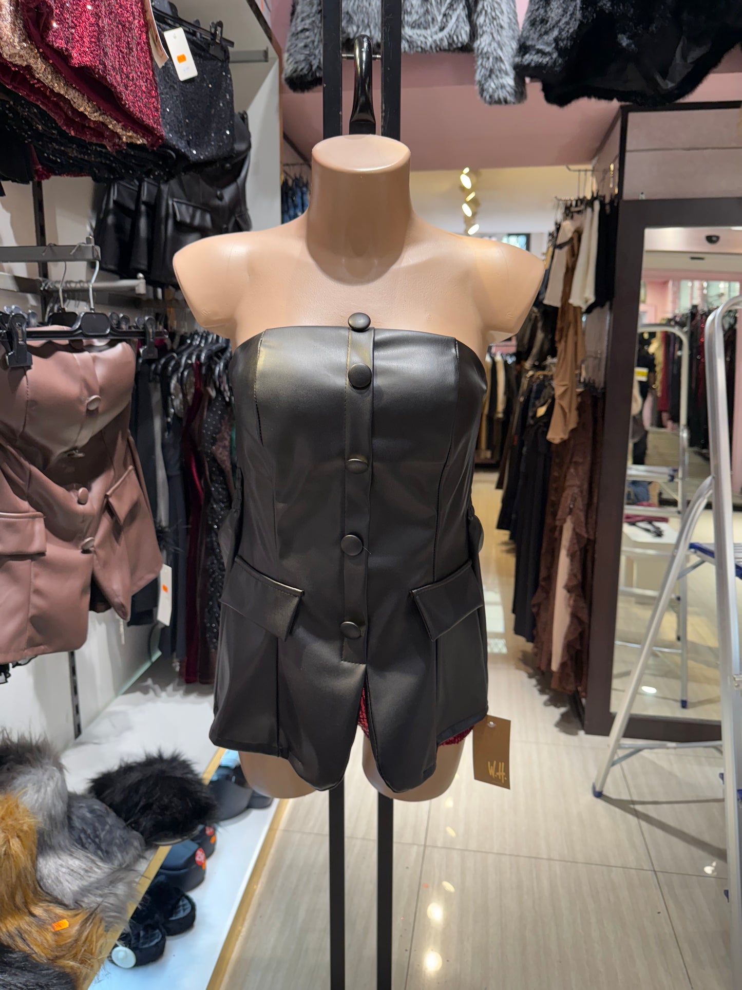 Vestitino in pelle con bottoni