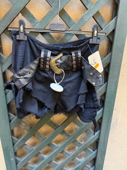 Pantaloncino strappati con cinta