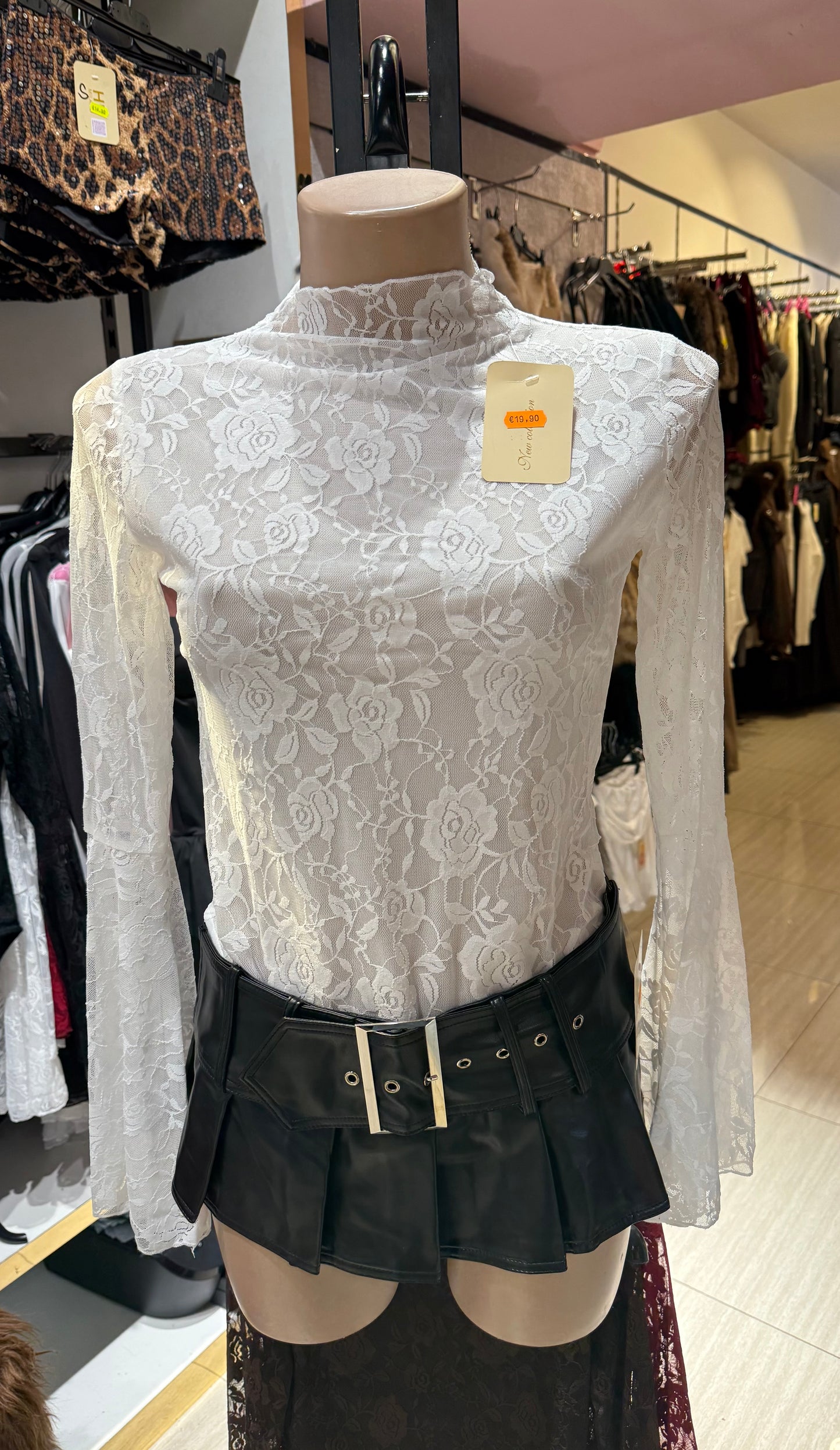 Top in pizzo a collo alto con maniche lunghe