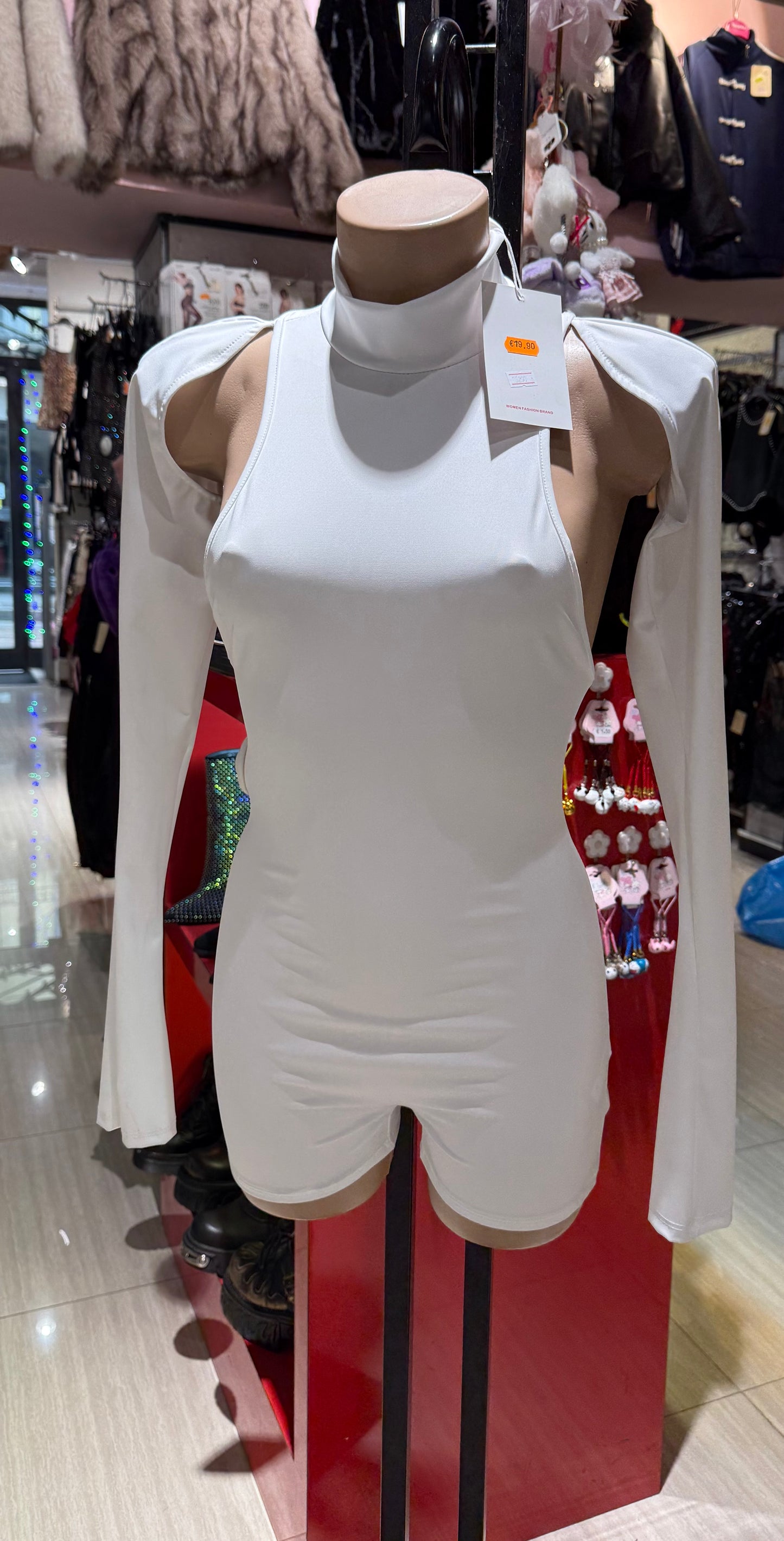 tuta corta elasticizzata con maniche lunghe e collo alto