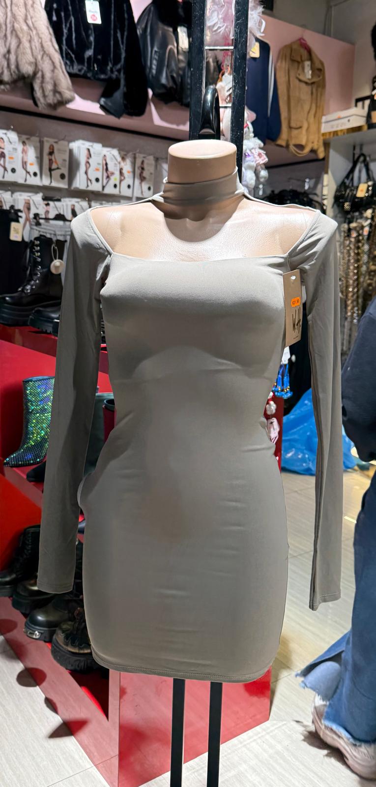 Vestito con scollatura davanti