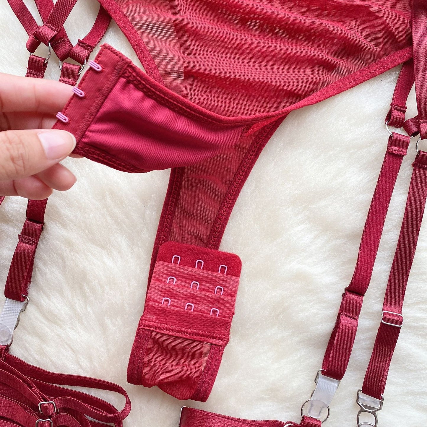 Body bordeaux aderente con scollo a V e reggicalze