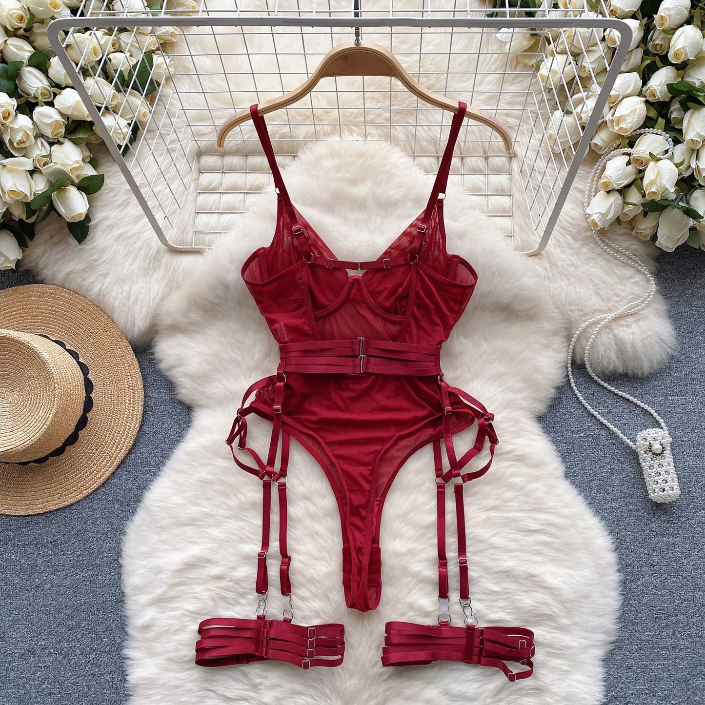 Body bordeaux aderente con scollo a V e reggicalze