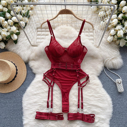 Body bordeaux aderente con scollo a V e reggicalze